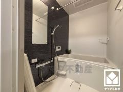 1日の疲れを癒す浴室でゆったりリフレッシュ。清潔感あふれる空間で、毎日のバスタイムをより快適に。