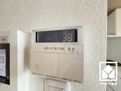 ボタン1つで自動でお湯張りができるオートバス機能付き。