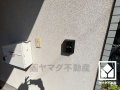 突然の来訪時でも安心なモニター付きインターホンを完備。お留守番中のお子様でも簡単に来訪者の確認ができます。