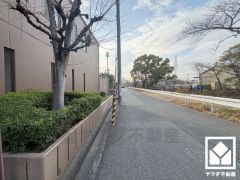 JR福知山線「塚口」駅まで徒歩約18分、阪急電鉄神戸線・伊丹線「塚口」駅まで徒歩約23分の立地。3沿線利用可能で、毎日の通勤・通学だけでなく、休日のお出かけまで利便性に優れています。