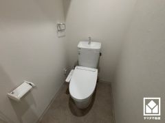 トイレは温水洗浄便座付きで、季節を問わずいつでも温かい便座をお使いいただけます。