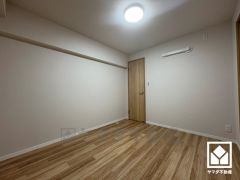 約5.1帖の洋室です。全居室に収納がございますので、お部屋の広さを最大限に活用できます。