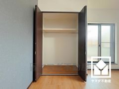 衣類も小物もスッキリ整理、使いやすいクローゼットで快適空間
