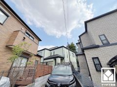 玄関ドアは防犯性の高いディンプルキーを採用。スリット窓から光が差し込み、外出時にも帰宅時にも、明るい気持ちになれる玄関です。