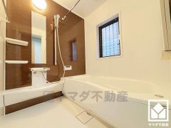 1日の疲れを癒す浴室でゆったりリフレッシュ。小窓が付いているので明るく、こもりがちな湿気もすぐ取り除くことができます。