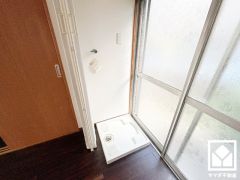 室内洗濯機置場がございますので、天候に左右されず洗濯していただけます。