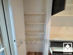 パントリーがございます。まとめ買いしても心配要らずの収納力です。