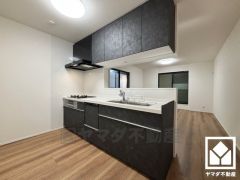 キッチンは対面式なのでお料理中でもお子様の様子が分かって安心です。