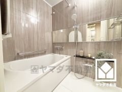 1日の疲れを癒す浴室でゆったりリフレッシュ。ナチュラルな木目調のパネルは落ち着いた雰囲気を演出してくれます。