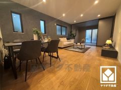 広々17.61帖のLDKが魅力。家族全員がリラックスできる、ゆったりとした快適リビングで温かい団らんの時間を。