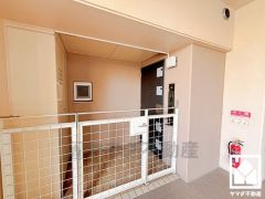 玄関周りに個性が生まれるポーチ付き。門扉がございますので、防犯面でも効果的です。