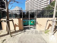 「新西宮ヨットハーバー」まで徒歩4分。海沿いには遊歩道が整備されており、雄大な自然を眺めながらお散歩やジョギング、サイクリングなどの運動も楽しめる住環境です。