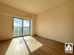 約6帖の洋室です。バルコニーにつながるお部屋で、通風・陽当たり良好。