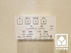 温水洗浄便座付きで、季節を問わずいつでも温かい便座をお使いいただけます。