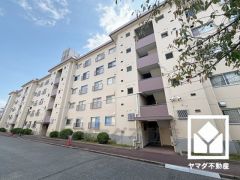 キッチン横にパントリーがございます。まとめ買いしても心配要らずの収納力です。