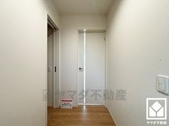 シンプルで洗練された玄関スペース。帰るたびにホッとできる、心地よい住まいの入り口。