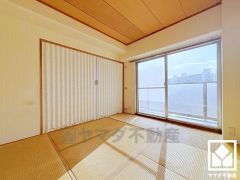 バルコニーにつながるお部屋で、通風・陽当たり良好。リビングに隣接しており、一体利用も可能です。
