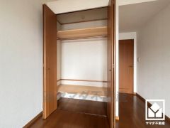 クローゼットは奥行きがあるので、収納力も申し分ありません。新たに家具を買わなくても良いので、ハンガーパイプ付きのクローゼットは嬉しいですね。