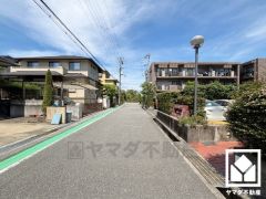 敷地内に専用使用権付きの屋外平面式駐車場を1台分完備（サイズ制限有）。使用料は無償となっております。重い荷物や雨の日の移動もスムーズで、快適なカーライフを実現。