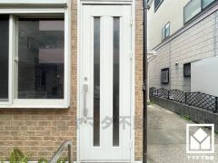 南側の玄関です。ドアのスリット窓から光が差し込み、外出時にも帰宅時にも、明るい気持ちになれます。（リフォーム前の写真です）