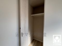 新たに家具を買わなくても良いので、ハンガーパイプ付きのクローゼットは嬉しいですね。