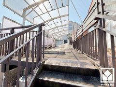 車止めやフェンス、手すりも設置されており、安全面に配慮されています。