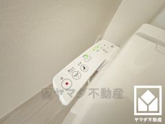 温水洗浄便座で、清潔感と快適さを両立したトイレ空間。