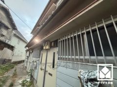 ゆったりとした広場や多数の遊具が設置された「武庫開公園」や、パーゴラの藤が美しい「角間公園」、他にも徒歩圏内に複数の公園があり、子育て世帯の方にもお勧めです。