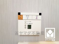 温水洗浄便座付きで、季節を問わずいつでも温かい便座をお使いいただけます。