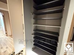 シューズボックス下部に間接照明が設置されており、足元照明としての機能性とデザイン性を両立しています。