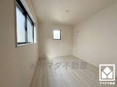 約6帖の2階北側洋室です。全居室に窓がございます。明るい陽光がたっぷり差し込む心地よい生活空間です。