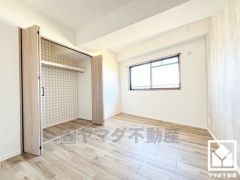 約6.5帖の洋室です。お子様のお部屋などにも丁度良い広さです。