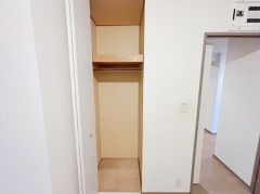 クローゼットは奥行きがあるので、収納力も申し分ありません。