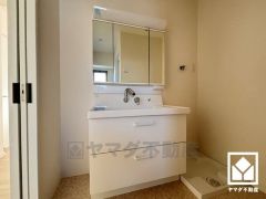 ドラム式も設置可能な室内洗濯機置場がございますので、天候に左右されず洗濯していただけます。