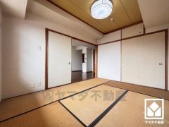 子どもの遊び場、お昼寝スペース、時には書斎にも。和室があると、暮らしの幅がぐんと広がる。