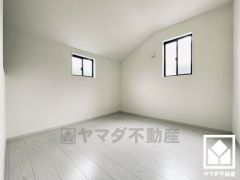 約4.5帖の洋室です。勾配天井になっており、立体感のある空間でメリハリを演出します。