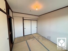 陽光がたっぷり差し込む洗練された和室。温かみのある畳のスッキリとしたデザインが、暮らしを心地よく彩ります。