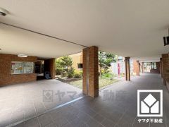 緑に囲まれたエントランスが、都心の喧騒を忘れさせる。自然と調和する、美しい迎賓空間。