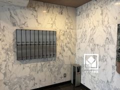 心地よい空間が広がる、清潔で美しいロビー。鍵付きの集合ポストが備わっています。