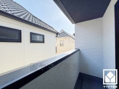 南東向きバルコニーで陽当たり・風通し良好。インナーバルコニーなので急な雨の日も安心ですね。