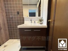 収納付きでスッキリお使い頂ける3面鏡の洗面台です。洗面ボウルが広めなので、忙しい朝でも身支度がしやすく時短になります。