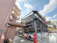 駐輪場入り口は自動ドアがございます。サイクルラックの設置された駐輪場のためスッキリ整理されて、自転車同士の接触や転倒の心配がございません。月額200～300円。現在空無となっております。