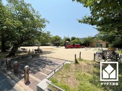 道路を挟んで西側には遊具の設置された大きな公園があり、子育て世帯の方にもお勧めの環境です。