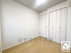 約3.5帖の洋室です。お子様のお部屋などにも丁度良い広さです。