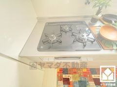 家族のごはん作りがはかどる。同時調理ができる3口コンロ付き。