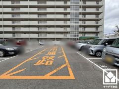 敷地内に駐車場を完備。出入口は盗難やいたずら、不法侵入を防止するロボットゲート付きで、快適なカーライフを実現。空き状況等は弊社スタッフまでお気軽にお問い合わせください。