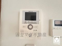 突然の来訪時でも安心なモニター付きインターホンを完備。お留守番中のお子様でも簡単に来訪者の確認ができます。