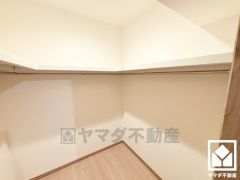 大きなウォークインクローゼットが2か所あり、整理整頓しやすいです。