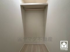 新たに家具を買わなくても良いので、ハンガーパイプ付きのクローゼットは嬉しいですね。