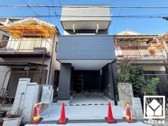 落ち着いた色合いと直線的な美しさが調和したモダンな外観。帰るたびに安心感を感じられる佇まい。